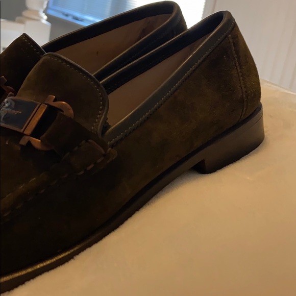 BARELY WORN OLIVE GREEN SALVATORE FERRAGAMO SHOES. - Picture 3 of 6